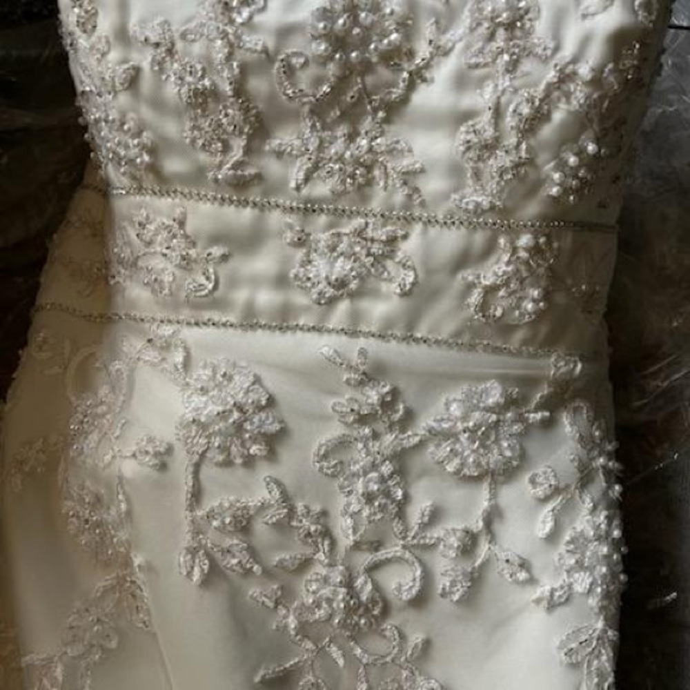 Alfred Angelo 1142 - Nearly Newlywed
Size 6
Like new, freshly dry cleaned - Picture 11 of 11